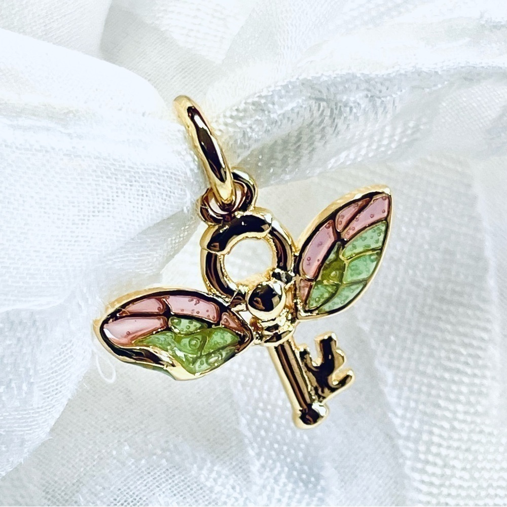 ⚡ NWOT Winged Key Charm – Harry Potter ✨